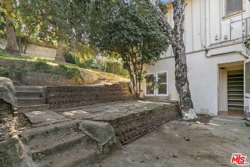 Image 40 of property listing at 1720 Orchard Avenue, Glendale, CA 91206