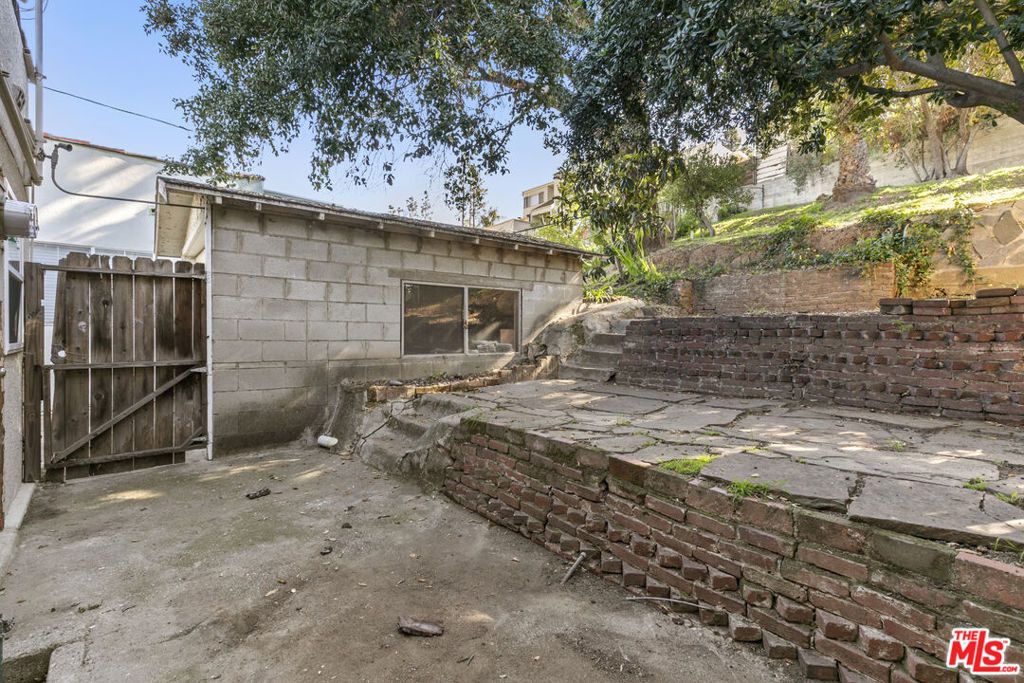 Image 41 of property listing at 1720 Orchard Avenue, Glendale, CA 91206