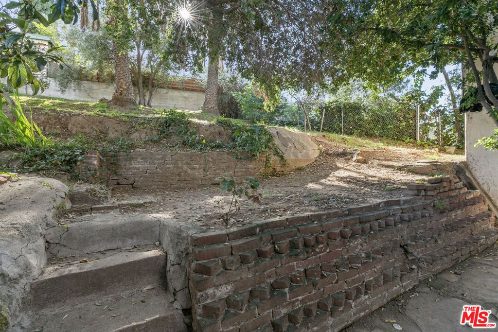 Image 42 of property listing at 1720 Orchard Avenue, Glendale, CA 91206
