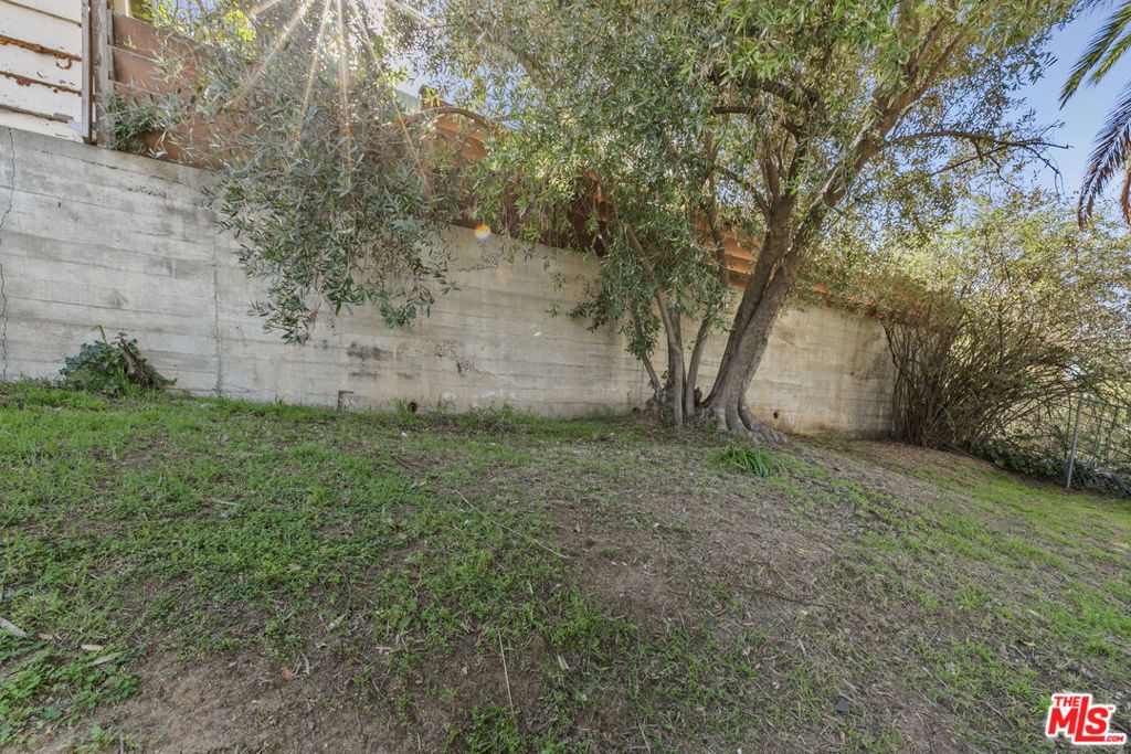 Image 47 of property listing at 1720 Orchard Avenue, Glendale, CA 91206