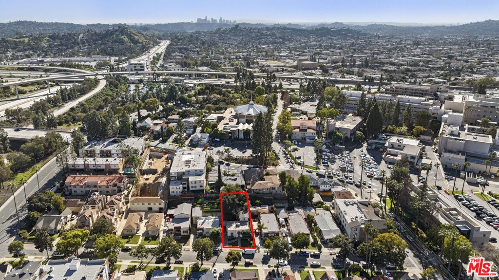 Image 5 of property listing at 1720 Orchard Avenue, Glendale, CA 91206