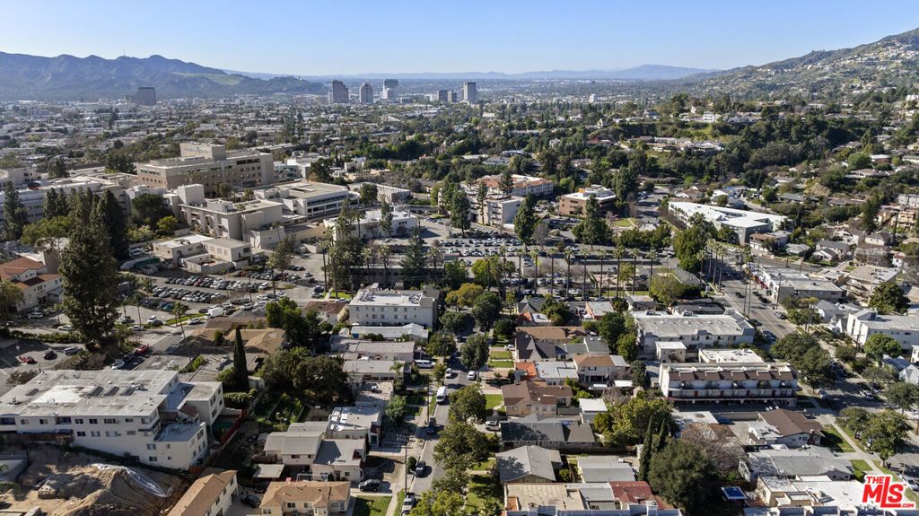Image 8 of property listing at 1720 Orchard Avenue, Glendale, CA 91206