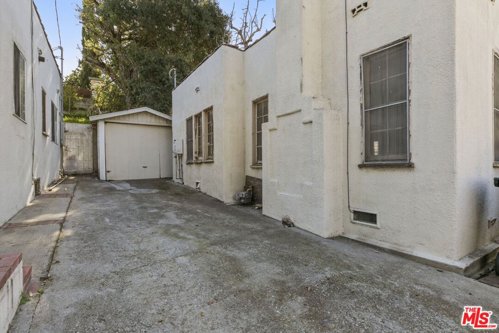 Image 9 of property listing at 1720 Orchard Avenue, Glendale, CA 91206