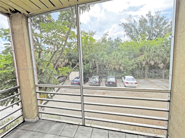 2800 NW 56th Ave E201, Lauderhill, FL 33313