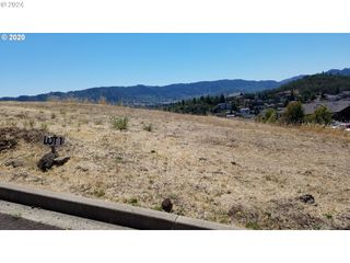 1997 WAREWOOD TERRACE Ct Nw 1, Roseburg, OR 97471