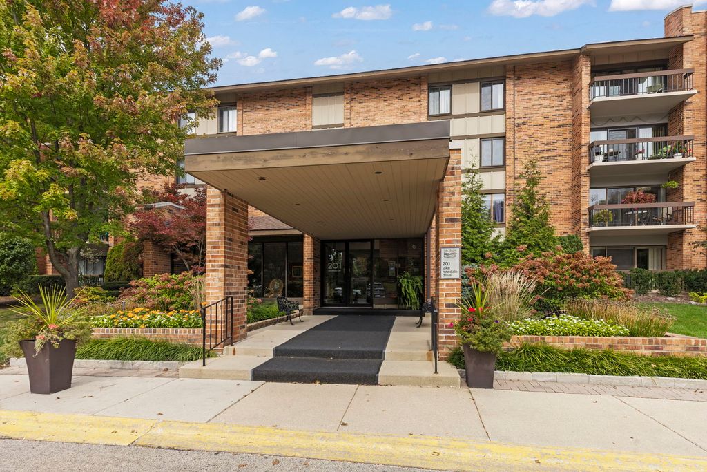 201 Lake Hinsdale Drive 111, Willowbrook, IL 60527 — photo 2