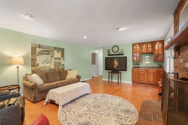 19 Steven P Wentworth Rd, Falmouth, MA 02556