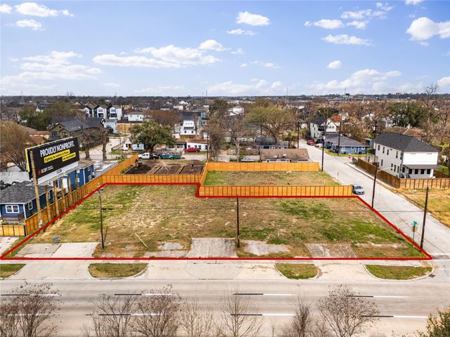 1025 N Loop, Houston, TX 77022
