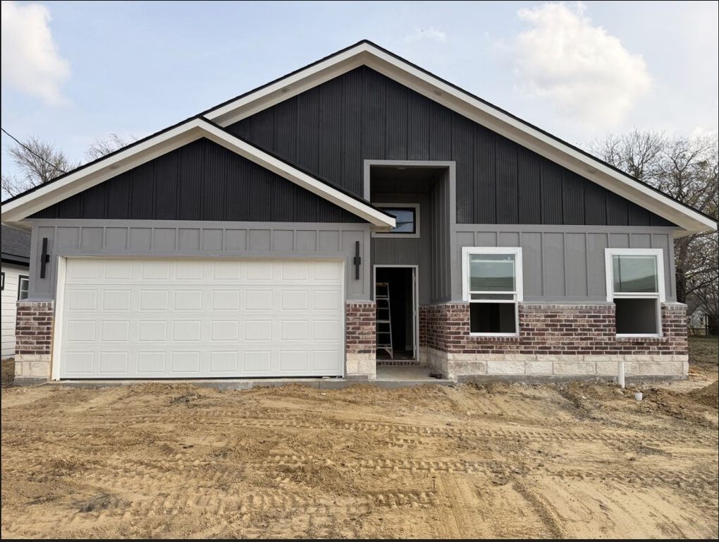 2105 College Street, Greenville, TX 75401