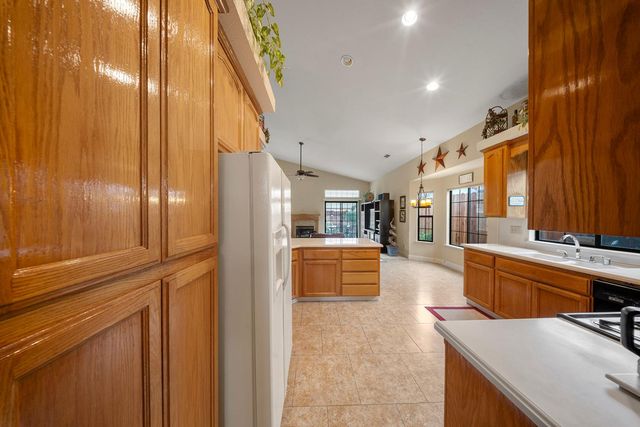 1837 Brookside Dr, Manteca, CA 95336