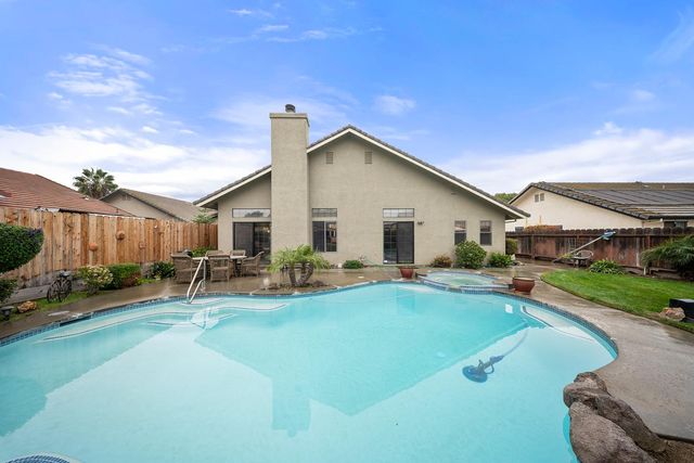 1837 Brookside Dr, Manteca, CA 95336