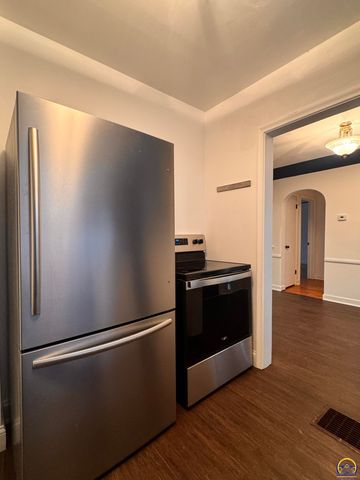 317 SW Hillside DR, Topeka, KS 66611