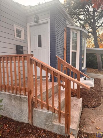 317 SW Hillside DR, Topeka, KS 66611