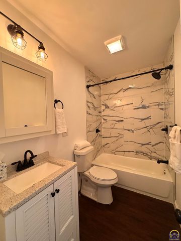 317 SW Hillside DR, Topeka, KS 66611