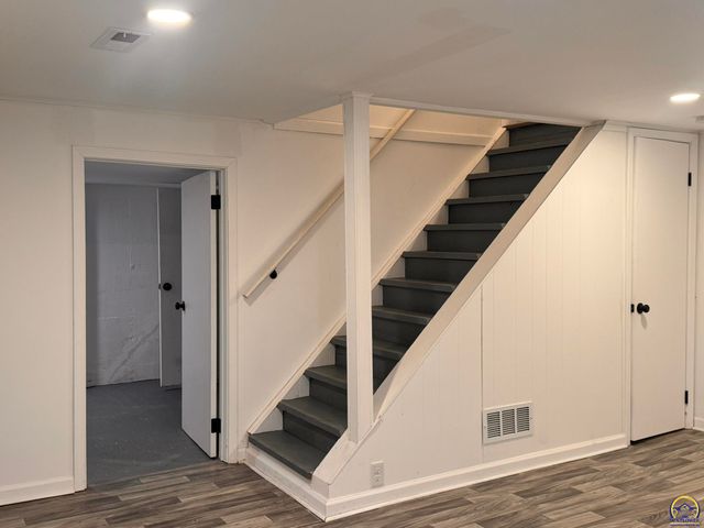 317 SW Hillside DR, Topeka, KS 66611