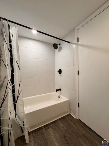 317 SW Hillside DR, Topeka, KS 66611