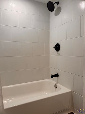 317 SW Hillside DR, Topeka, KS 66611