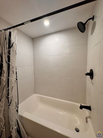 317 SW Hillside DR, Topeka, KS 66611