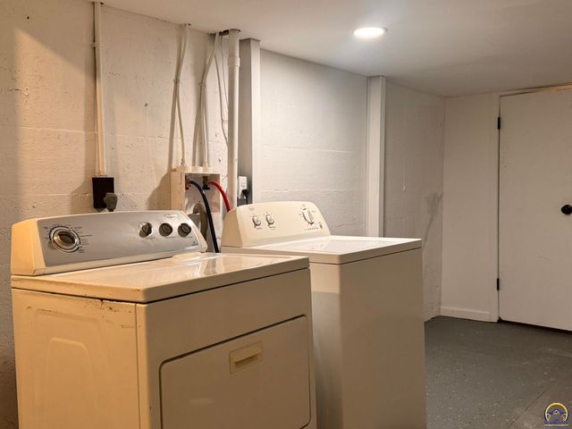 317 SW Hillside DR, Topeka, KS 66611