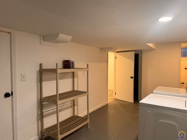 317 SW Hillside DR, Topeka, KS 66611