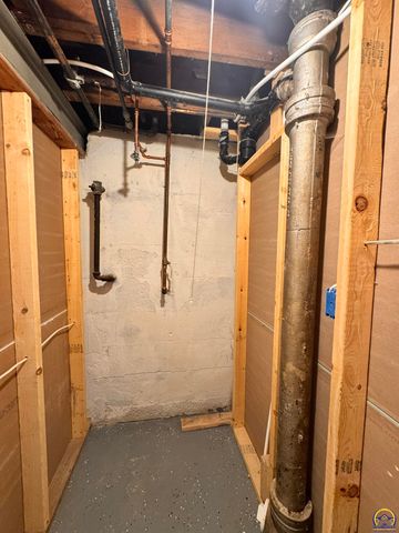 317 SW Hillside DR, Topeka, KS 66611