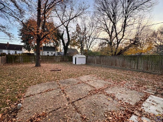 317 SW Hillside DR, Topeka, KS 66611