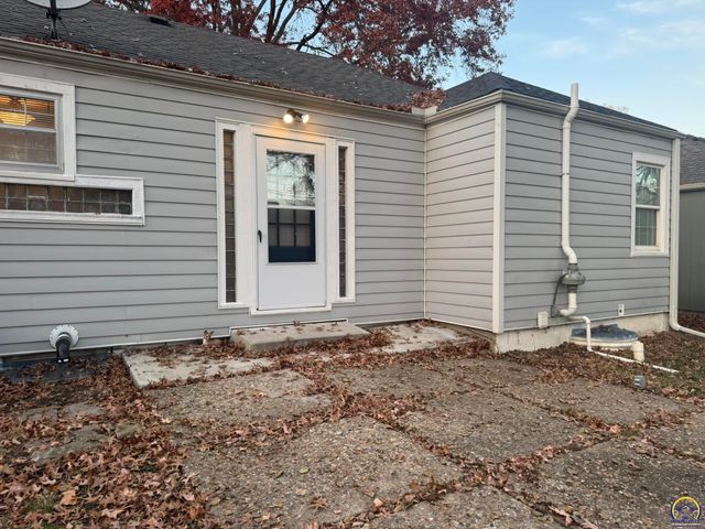 317 SW Hillside DR, Topeka, KS 66611