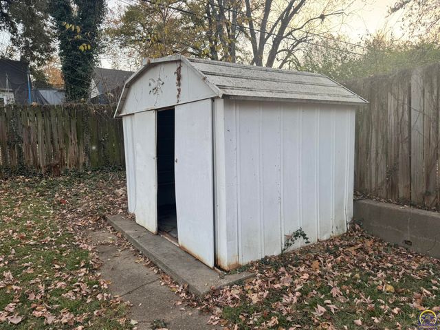 317 SW Hillside DR, Topeka, KS 66611