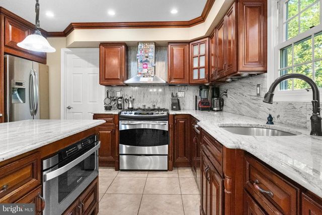 1007 FAWN DR, Southampton, PA 18966