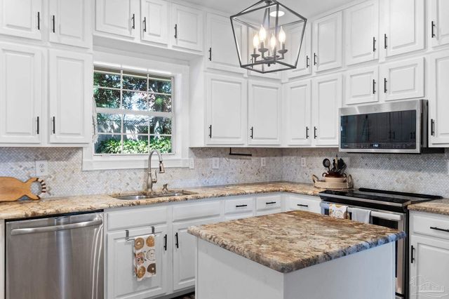 5117 Pine Hollow Dr, Pensacola, FL 32505