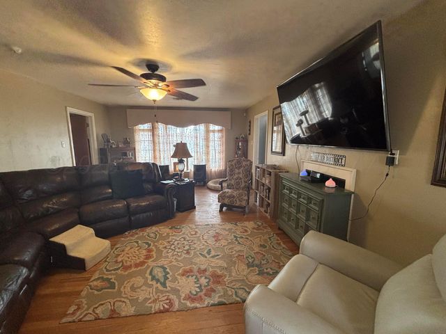 1201 Avenue L, Childress, TX 79201