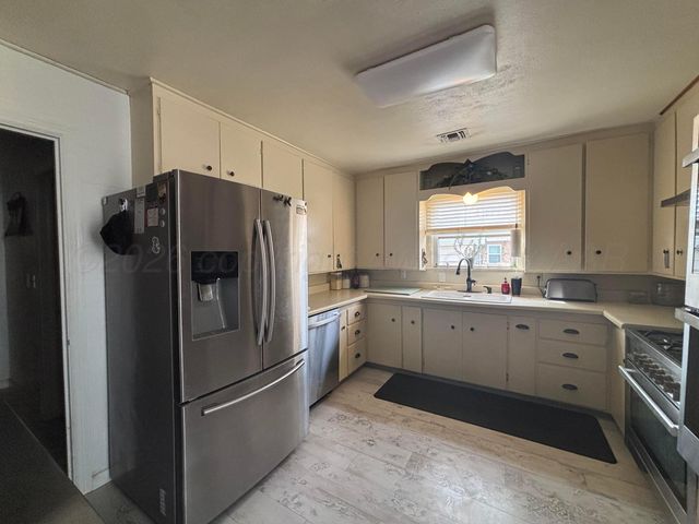 1201 Avenue L, Childress, TX 79201