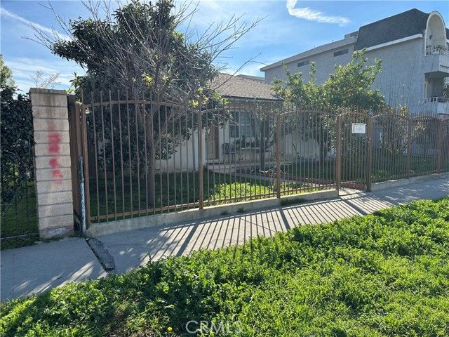 6044 Woodman, Van Nuys (los Angeles), CA 91401