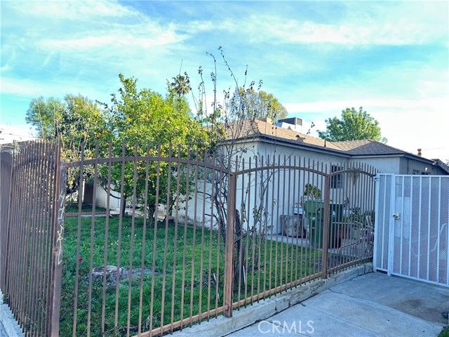 6044 Woodman, Van Nuys (los Angeles), CA 91401