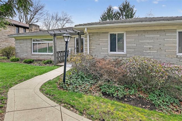 462 Greenhurst Dr, Mt Lebanon, PA 15243