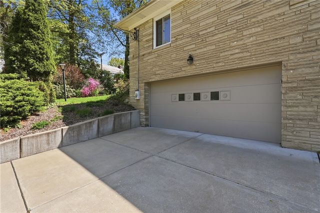 462 Greenhurst Dr, Mt Lebanon, PA 15243