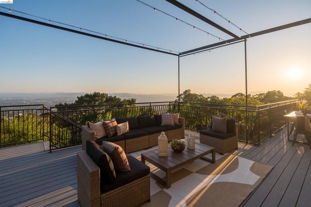 1530 Campus Dr, Berkeley, CA 94708