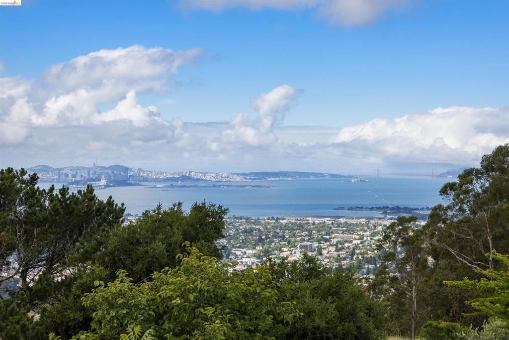 Image 15 of property listing at 1530 Campus Dr, Berkeley, CA 94708