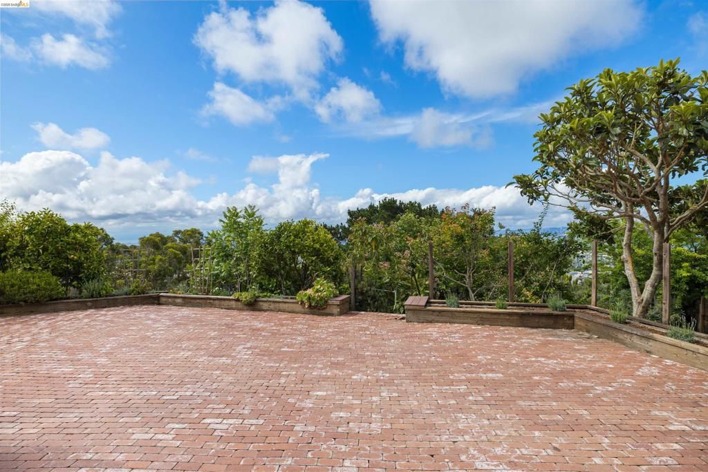 Image 39 of property listing at 1530 Campus Dr, Berkeley, CA 94708