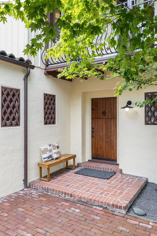 Image 4 of property listing at 1530 Campus Dr, Berkeley, CA 94708