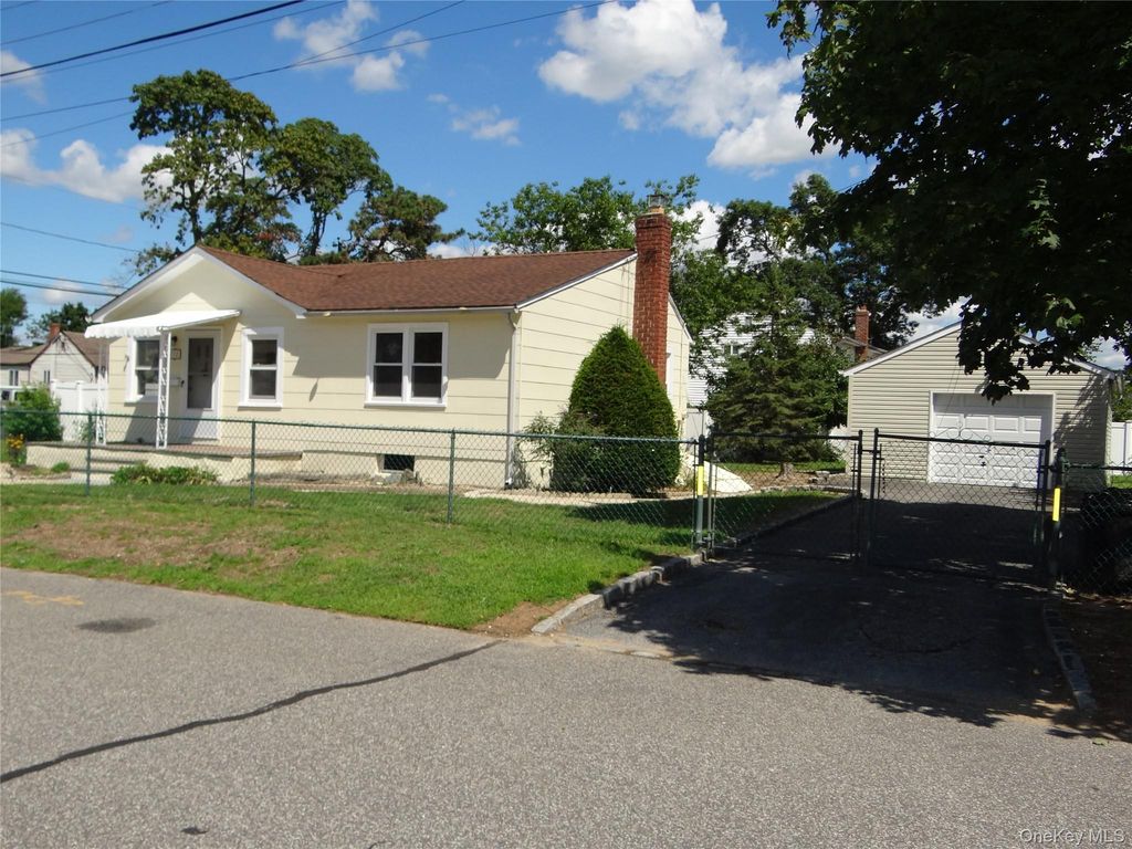 272 12th Avenue, West Babylon, NY 11704 — exterior