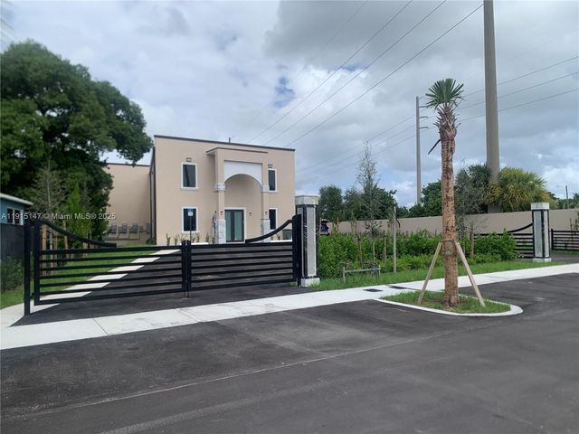 684 SW 7th Ter, Dania Beach, FL 33004