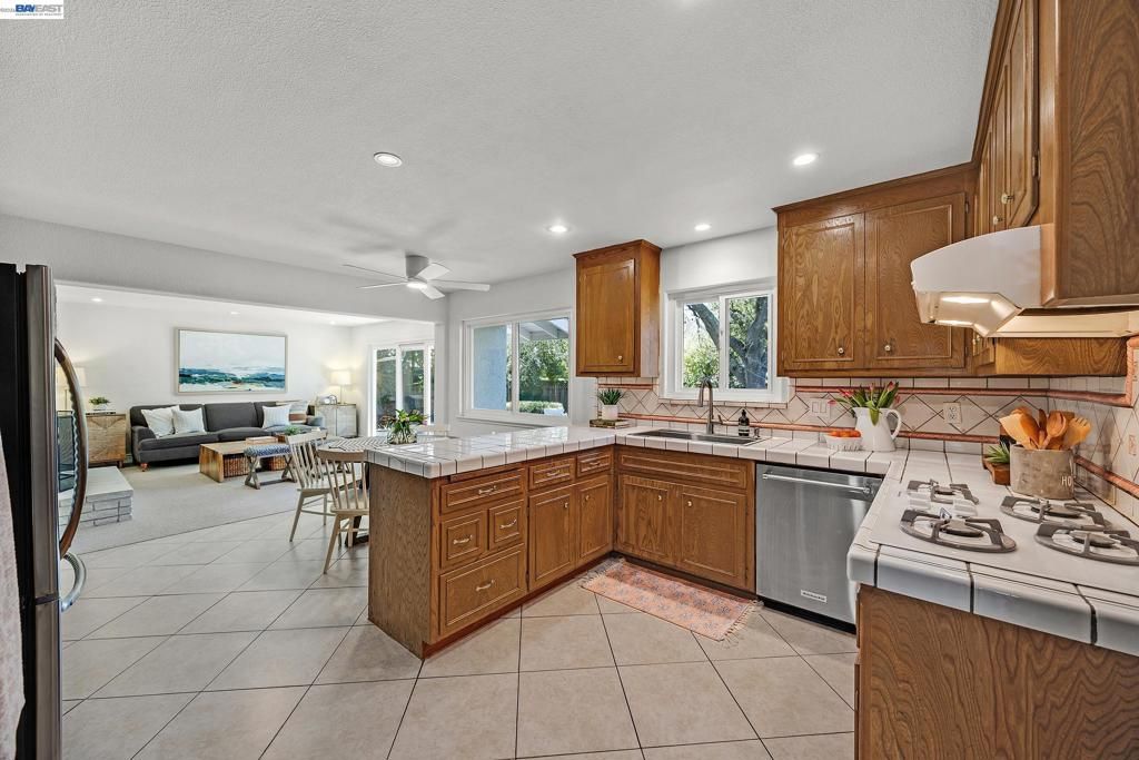 Image 13 of property listing at 607 607 Brookside Dr, Danville, CA 94526