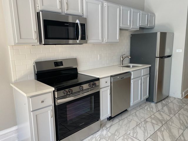 2719 N Pine Grove Avenue 301, Chicago, IL 60614