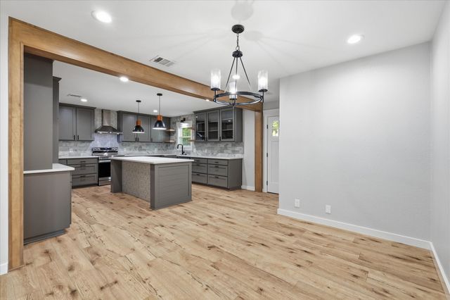 401 W Hillcrest Street, Keene, TX 76059