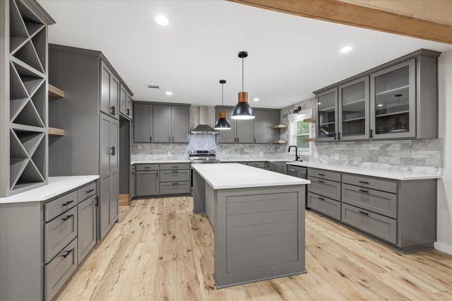 401 W Hillcrest Street, Keene, TX 76059