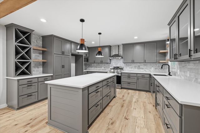 401 W Hillcrest Street, Keene, TX 76059