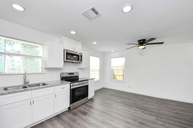 8125 Laura Koppe Road B, Houston, TX 77028