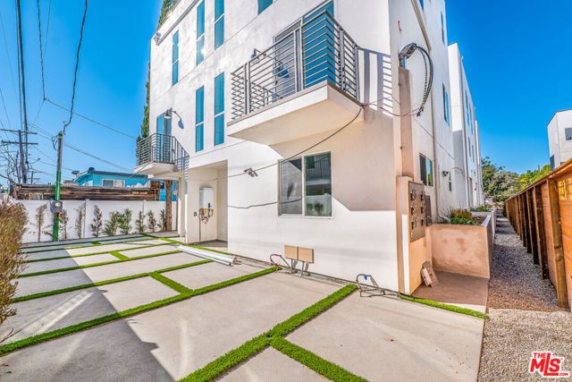1236 N Beachwood Drive, Los Angeles, CA 90038