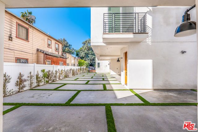 1236 N Beachwood Drive, Los Angeles, CA 90038